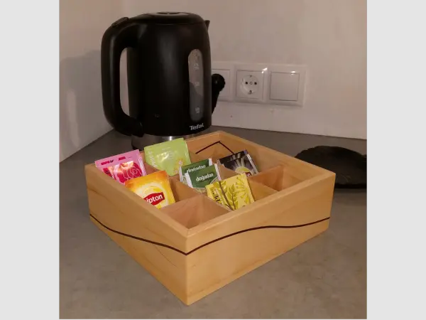 theekistje van esdoorn met golf patroon